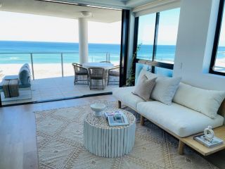 Villa Sol - Luxury 3 Bedroom Villa in Kirra Apartment, Gold Coast - 1