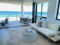 Villa Sol - Luxury 3 Bedroom Villa in Kirra Apartment, Gold Coast - thumb 1