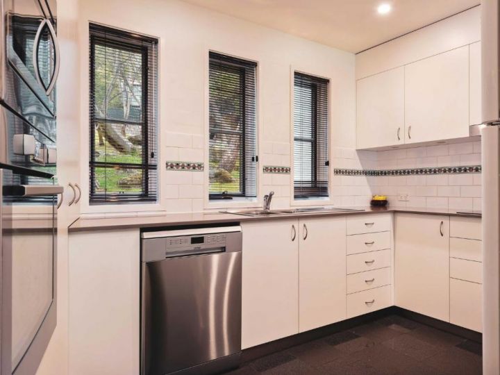 Village Green 2 Bedroom loft townhouse with views fireplace and garage parking Chalet, Thredbo - imaginea 6