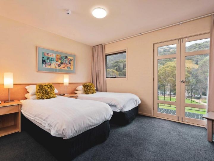 Village Green 2 Bedroom loft townhouse with views fireplace and garage parking Chalet, Thredbo - imaginea 7