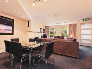 Village Green 2 Bedroom loft townhouse with views fireplace and garage parking Chalet, Thredbo - 3