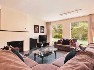 Village Green 2 Bedroom loft townhouse with views fireplace and garage parking Chalet, Thredbo - 2