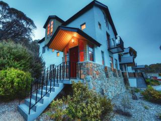 Village Green 2 Bedroom loft townhouse with views fireplace and garage parking Chalet, Thredbo - 1