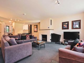 Village Green 2 Bedroom loft townhouse with views fireplace and garage parking Chalet, Thredbo - 4