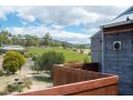 Vineyard Stay - 15 mins to city 7 mins to airport Guest house, Tasmania - thumb 6