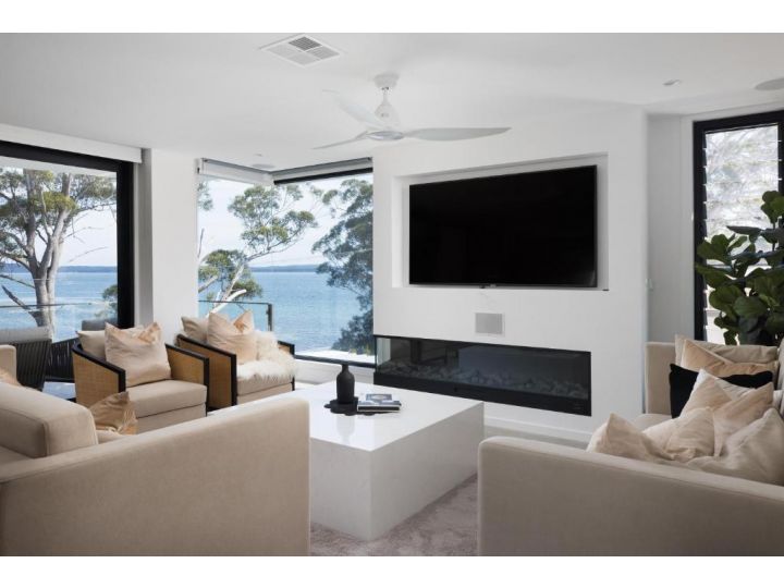 Vueone - Nelson Bay Beach House that is pure luxury Guest house, Nelson Bay - imaginea 1