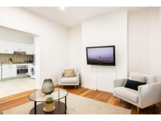 Stylish Terrace Steps From Darling Harbour And ICC Apartment, Sydney - 3