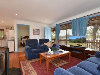 Wallaby Cottage - cute Accom in bushland setting Guest house, Ellalong - 3
