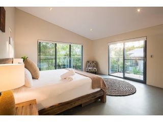 Wanderlust - Luxe Resort Style, Pool Side Beach Retreat - Margaret River Properties Guest house, Quindalup - 1