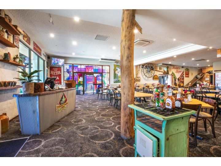 Nightcap at Wanneroo Tavern Hotel, Western Australia - imaginea 5