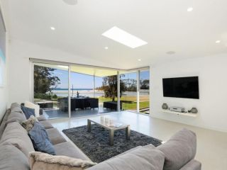 Water View A Luxury Pet Friendly Home Overlooking Moona Moona Creek Guest house, Huskisson - 4