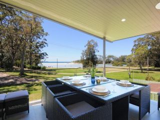 Water View A Luxury Pet Friendly Home Overlooking Moona Moona Creek Guest house, Huskisson - 1