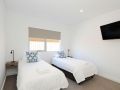 Water View A Luxury Pet Friendly Home Overlooking Moona Moona Creek Guest house, Huskisson - thumb 10