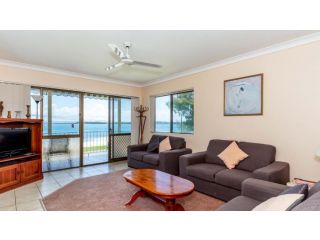 Water Views - Top Floor -Clearview Apartments South Esp, Bongaree Guest house, Bongaree - 1