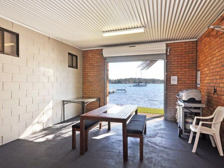The Studio on the Lake @ Fishing Point, Lake Macquarie - honestly put the line in and catch fish Guest house, Fishing Point - imaginea 9