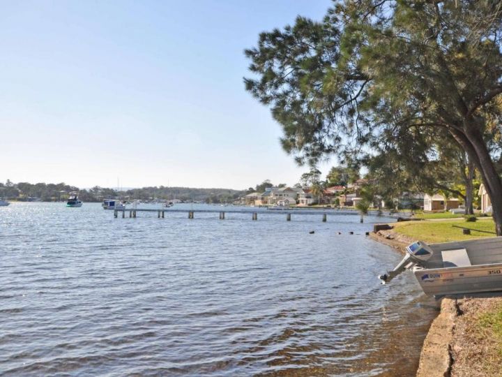The Studio on the Lake @ Fishing Point, Lake Macquarie - honestly put the line in and catch fish Guest house, Fishing Point - imaginea 6