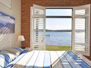 The Studio on the Lake @ Fishing Point, Lake Macquarie - honestly put the line in and catch fish Guest house, Fishing Point - 2