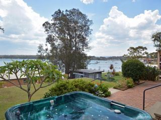 The House on the Lake @ Fishing Point, Lake Macquarie - honestly put the line in and catch fish Guest house, Fishing Point - 2