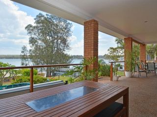 The House on the Lake @ Fishing Point, Lake Macquarie - honestly put the line in and catch fish Guest house, Fishing Point - 3
