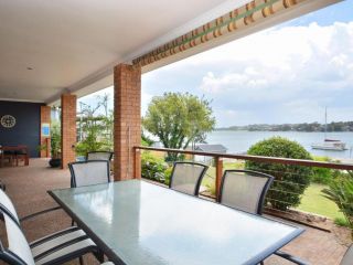 The House on the Lake @ Fishing Point, Lake Macquarie - honestly put the line in and catch fish Guest house, Fishing Point - 1