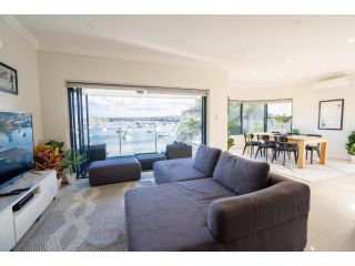 WATERFRONT 7x BEDROOM HOME WITH HOT TUB Apartment, New South Wales - 1