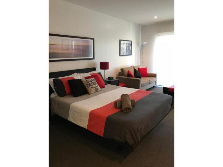 Waterfront@Waves Apartment, Cowes - imaginea 4