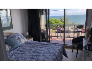Waterfront, Excellent Ocean & Shipping Lane View Guest house, Caloundra - 3