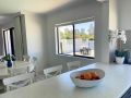 Agalari Holidays House in Surfers Paradise with Pontoon, Pool Guest house, Gold Coast - thumb 19