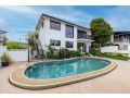 Agalari Holidays House in Surfers Paradise with Pontoon, Pool Guest house, Gold Coast - thumb 8