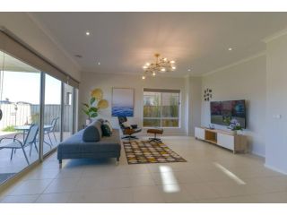 Waterfront Grand Villa for Big Group Guest house, Point Cook - 1