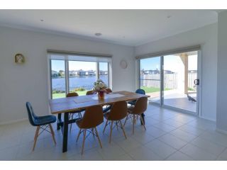 Waterfront Grand Villa for Big Group Guest house, Point Cook - 5
