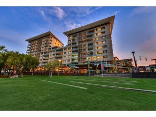 Waterfront Indoor-Outdoor Lagoon Lookout Apartment, Darwin - 5