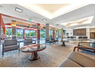 Waterfront King Studio with Balcony & Pool Apartment, Darwin - 4