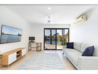 Waterfront living in family-sized oasis Guest house, Kawana Waters - 4
