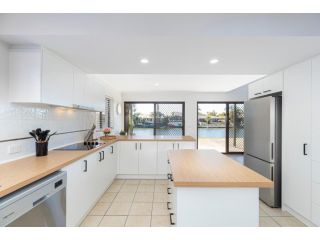 Waterfront living in family-sized oasis Guest house, Kawana Waters - 3