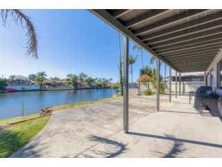 Waterfront living in family-sized oasis Guest house, Kawana Waters - 1
