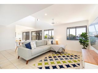 Waterfront living in family-sized oasis Guest house, Kawana Waters - 5