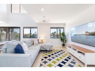 Waterfront living in family-sized oasis Guest house, Kawana Waters - 2