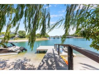 Waterfront - Low Set - Family Home - Bring ur Boat Guest house, Noosaville - 2