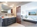 WATERFRONT RESORT-STYLE RETREAT / RUNAWAY BAY Guest house, Gold Coast - thumb 20