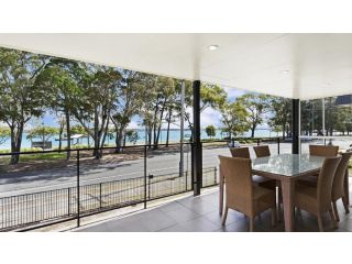 Waterfront Retreat with room for a boat - Welsby Pde, Bongaree Guest house, Bongaree - 3