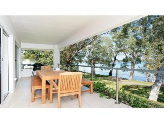Waterfront Serenity - Luxury home with Grand Views Guest house, Corlette - 4