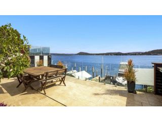 Waterfront Studio - Perfect For Couples Guest house, Blackwall - 2