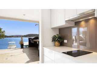 Waterfront Studio - Perfect For Couples Guest house, Blackwall - 3