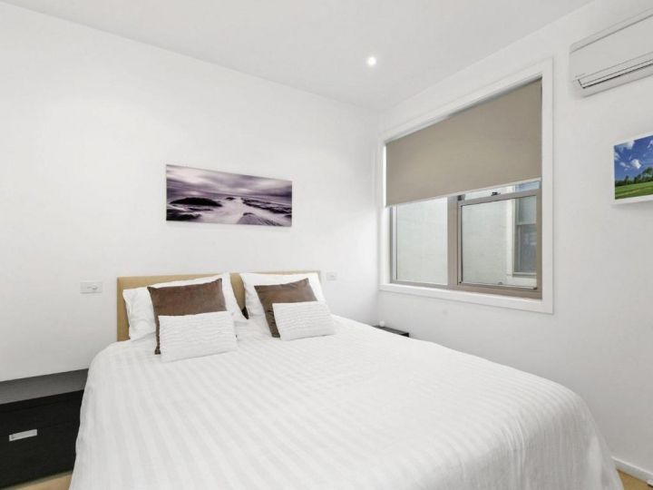WATERFRONT THREE- In the heart of Lorne Apartment, Lorne - imaginea 11