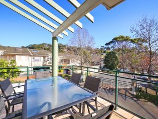 Spacious House with Balcony & Pool, Walks to Beach Guest house, Terrigal - 3