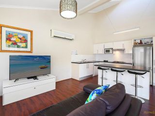 Spacious House with Balcony & Pool, Walks to Beach Guest house, Terrigal - 4