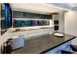 Waves 3 Luxury 3 Bedroom Endless Ocean Views Central Location + Buggy Guest house, Hamilton Island - 5
