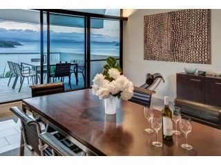 Waves 3 Luxury 3 Bedroom Endless Ocean Views Central Location + Buggy Guest house, Hamilton Island - 2