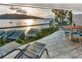 Waves 5 Luxury 3 Bedroom Breathtaking Ocean Views Central Location Guest house, Hamilton Island - 4